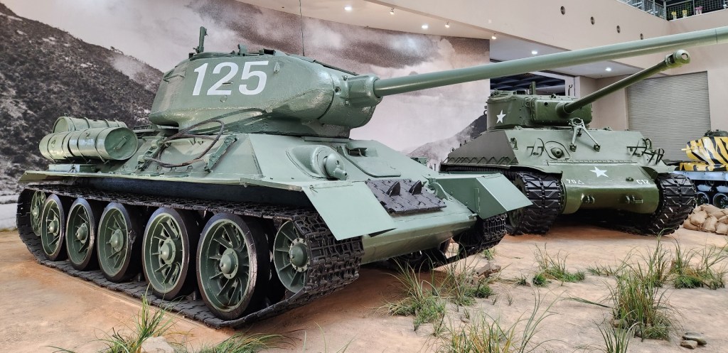 M4A3E8 Sherman v.&nbsp;T-34-85